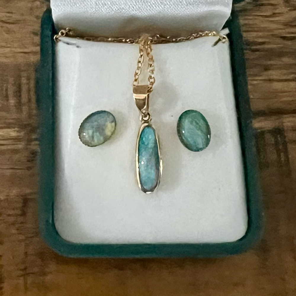 Elegant Green Stone Jewelry Set